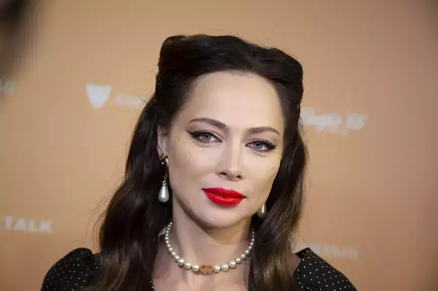 Расположился между ног: Настасью Самбурскую сняли с женатым мужчиной