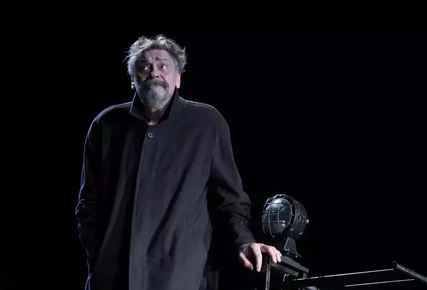 Кота взяли в МХТ: стало известно, кем заменят уволенного Дмитрия Назарова