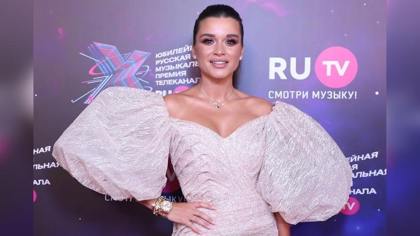 Скупает вещи для новорожденного: телеведущая Ксения Бородина намекнула на беременность