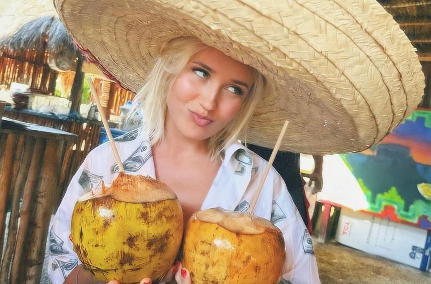 Темнокожий красавец: поклонники раскрыли, с кем отдыхает Клава Кока на яхте в Мексике