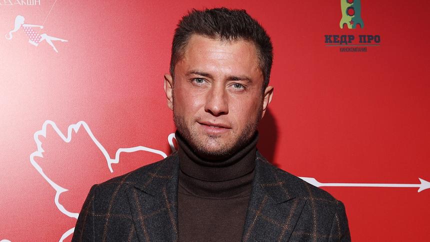 «На затылке у меня волосы, а на макушке «озеро надежды»: Прилучный признался в ношении парика