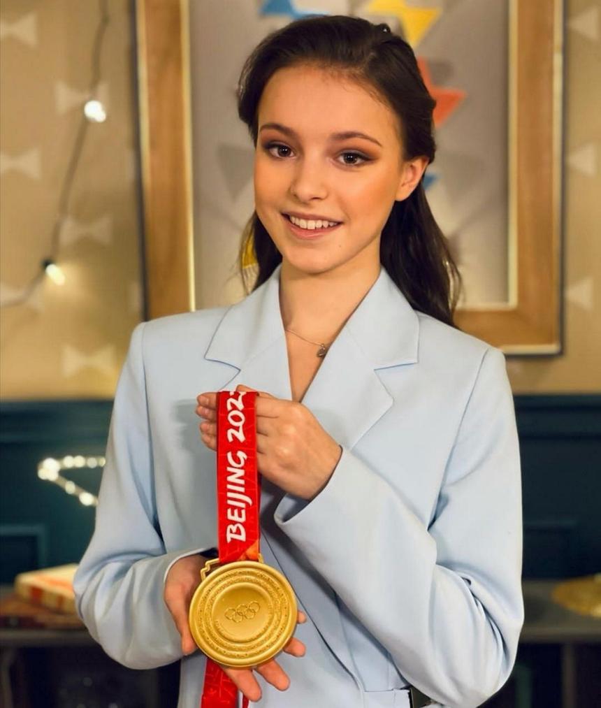 Олимпийская чемпионка Анна Щербакова заработала полмиллиона рублей для котов из приюта