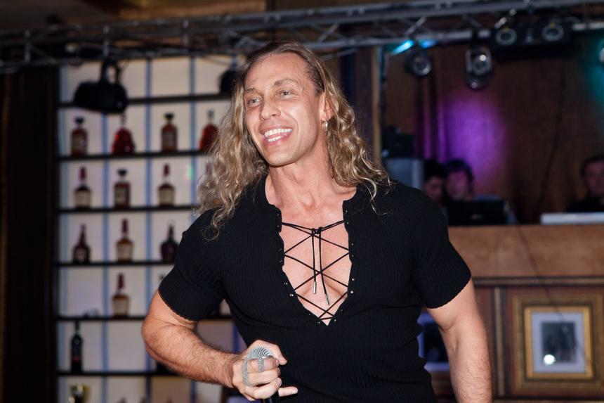 Пропадает по ночам с обнаженными девушками: чем занимается Тарзан после развода