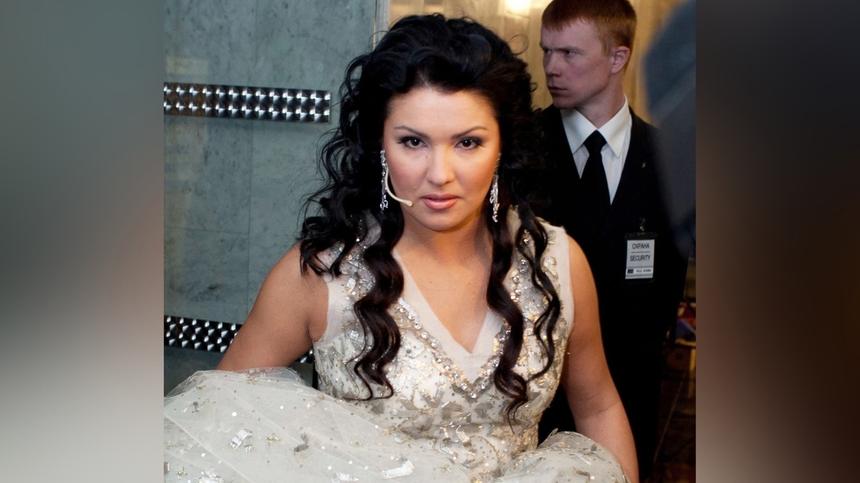 Закинула ноги на стол и замахнулась букетом: Анна Нетребко устроила дебош в магазине