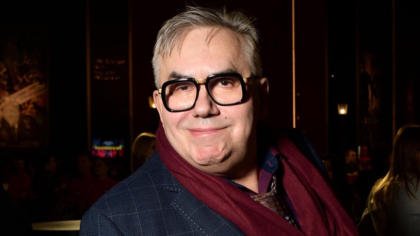 «Глаз положил»: 71-летний Садальский после реанимации усадил к себе на колени Калашникову