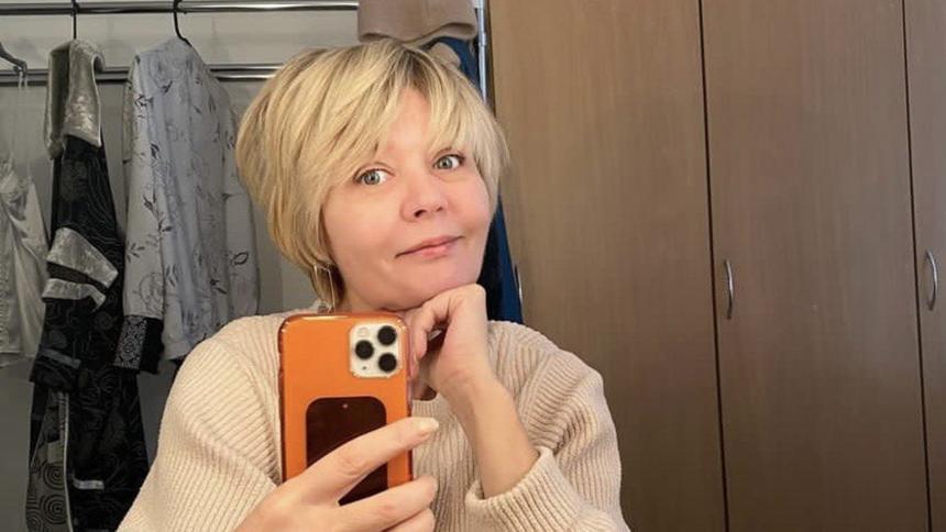 Стала копией Веры Алентовой: одна деталь полностью преобразила 53-летнюю Юлию Меньшову