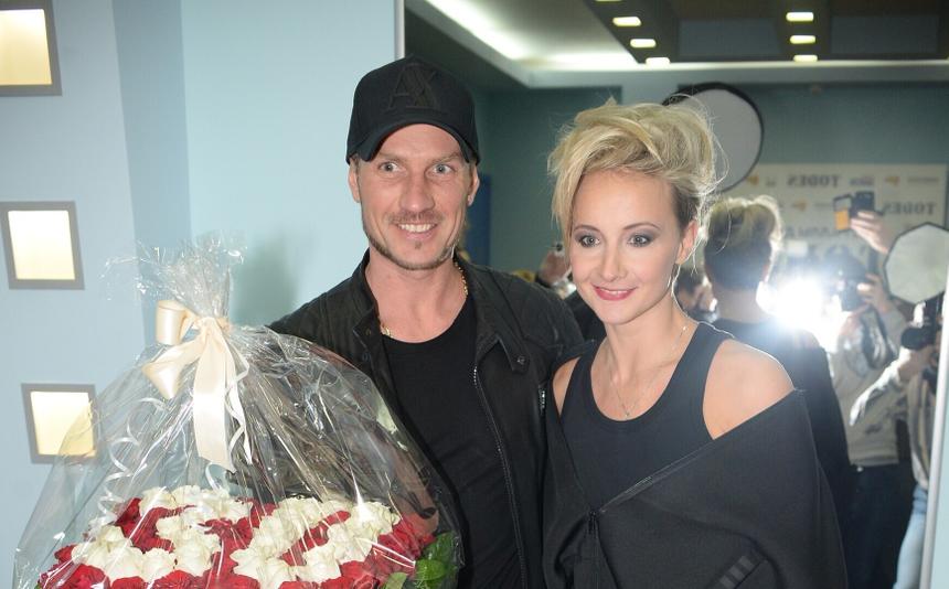 За спиной у Романа Костомарова: известный мужчина сделал предложение Оксане Домниной