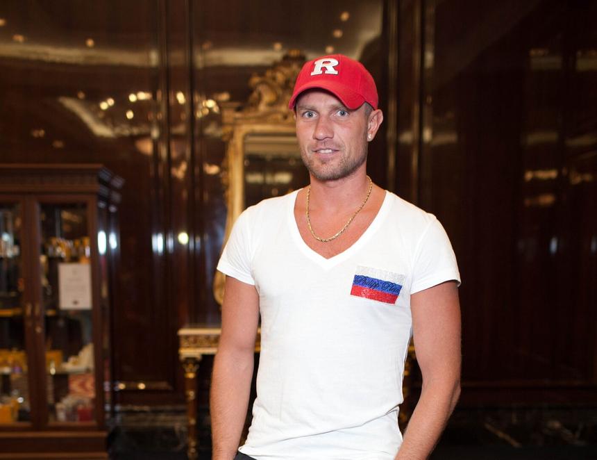 «Я не могу»: брат Романа Костомарова эмоционально встретил решение ампутировать фигуристу пальцы