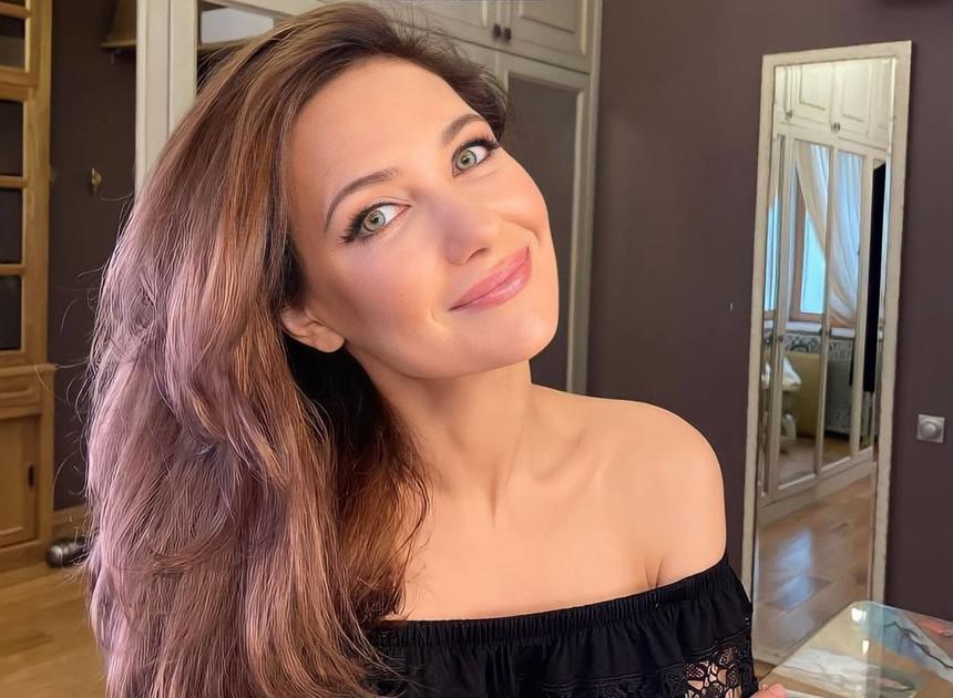 Секрет неожиданного омоложения раскрыт: 45-летняя Екатерина Климова колет в лицо гель из своей крови