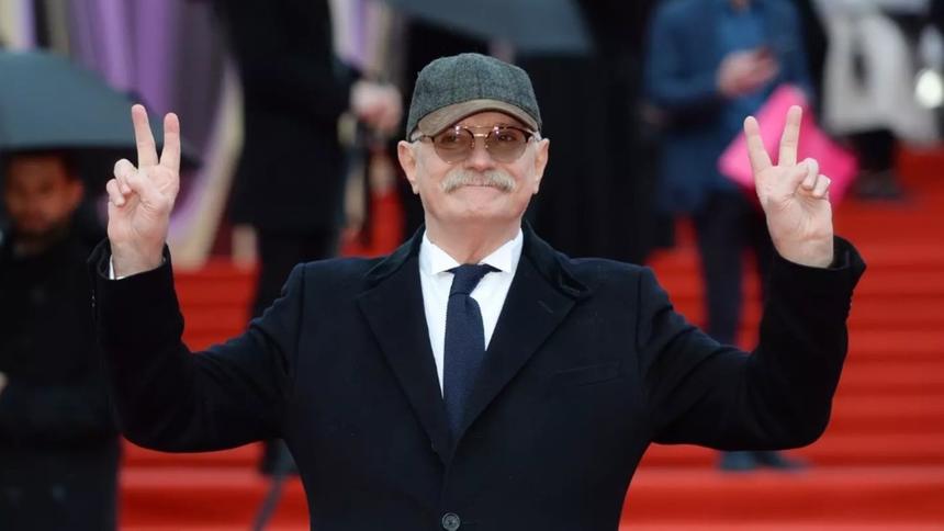 Сильно исхудал и осунулся: Стриженова показала, как реально выглядит Михалков после болезни