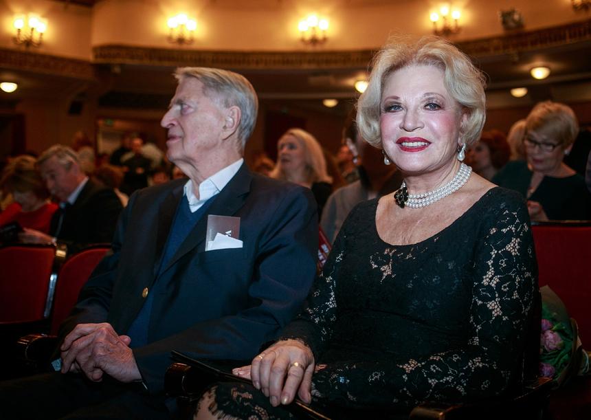 «Выбрал из двух женщин»: любовница увела мужчину у Людмилы Максаковой