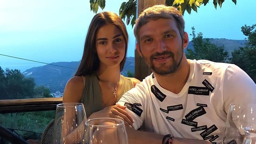 Александр Овечкин оставил дочь Веры Глаголевой с маленькими детьми в США и срочно вернулся в Россию