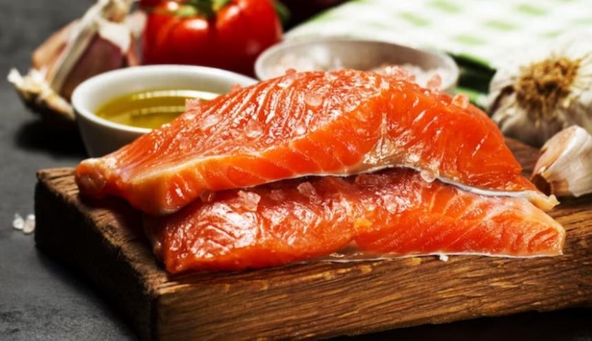 В Екатеринбурге начали продавать крашеную селедку под видом форели