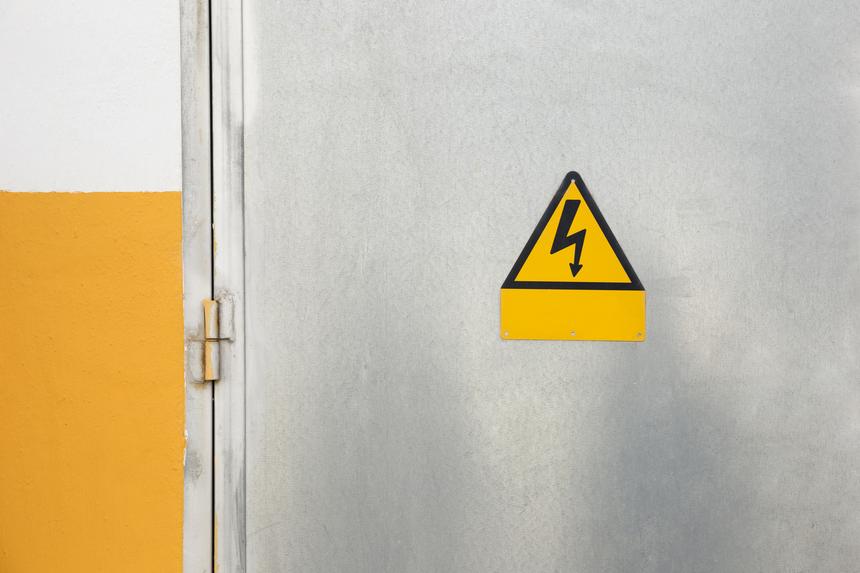 В Подольске студентка дотронулась до дверной ручки в кафе и получила удар током