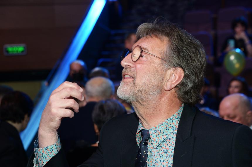 Скорбного и почерневшего Леонида Ярмольника заметили с охапкой цветов у ног Юлии Меньшовой