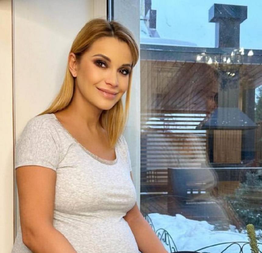 «Здесь мы танцуем уже втроем»: родившая на днях Ольга Орлова показала отца своей дочери