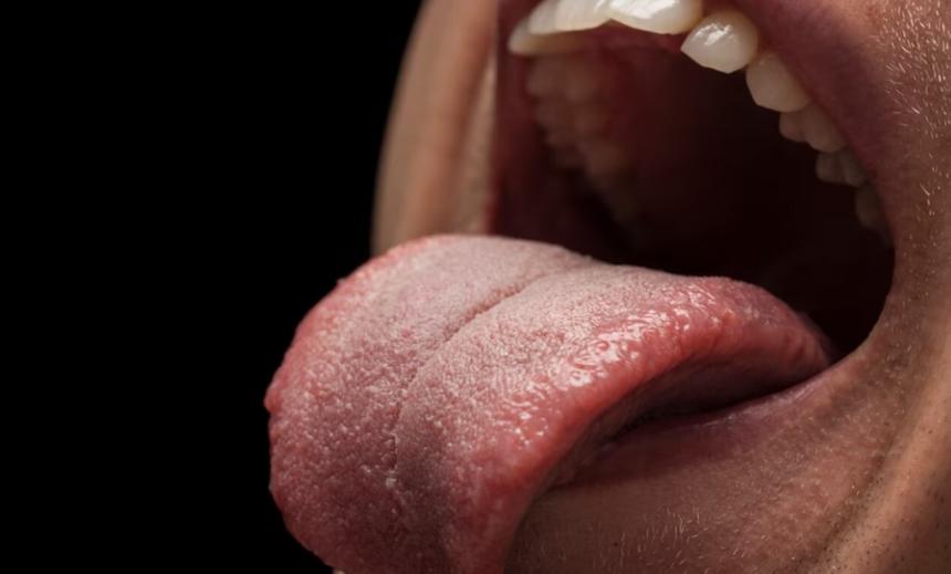 Обладатель самого длинного языка в мире начал рисовать им картины