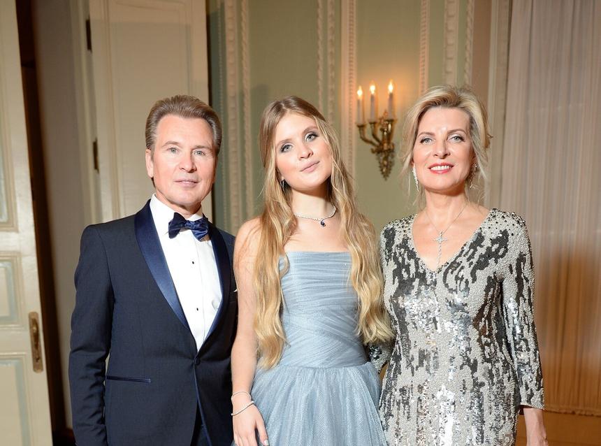 «Показал себя»: Эмма Малинина отреагировала на помолвку дочери с богатым ухажером