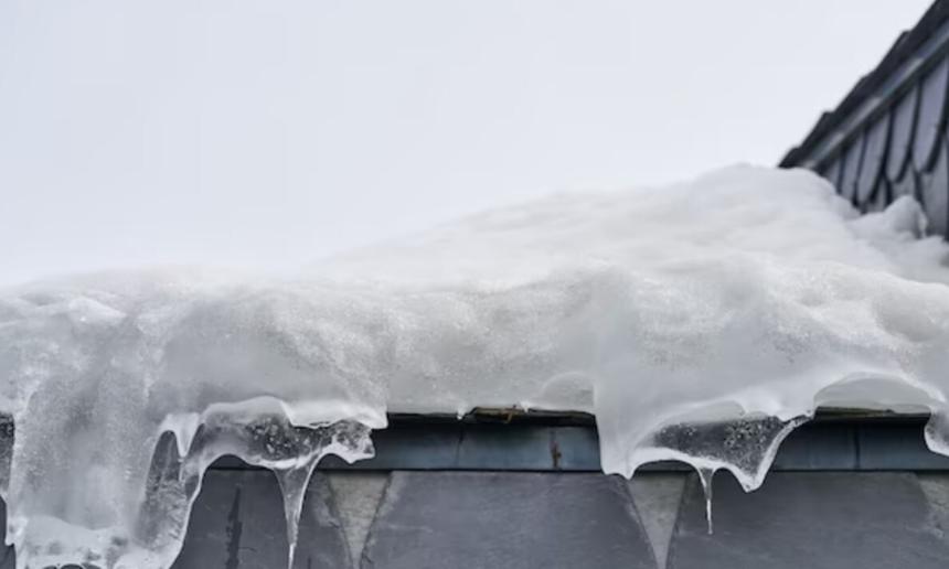 В Магнитогорске ледяной сугроб сорвался с крыши и травмировал годовалого ребенка