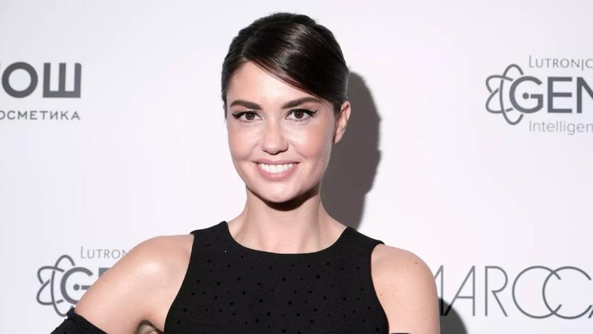 Актриса Агата Муцениеце вышла в свет в свое 34-летие в мохнатых тапочках и без макияжа