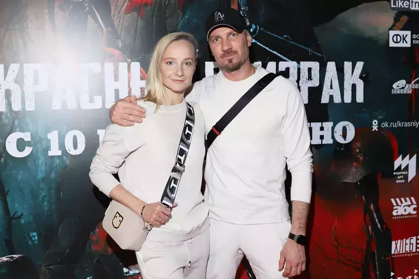 Боится внимания: жена Костомарова вынуждена навещать мужа в Коммунарке в костюме медсестры