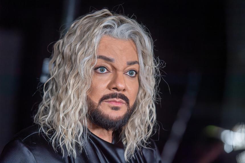 Скул и пресса оказалось мало: в Сети появилось видео Киркорова, сделанное во время пластики живота