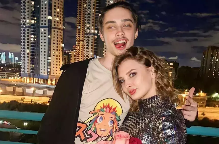 Объявившая о свадьбе невестка-стриптизерша Наташи Королевой снова развлекает публику полуголая