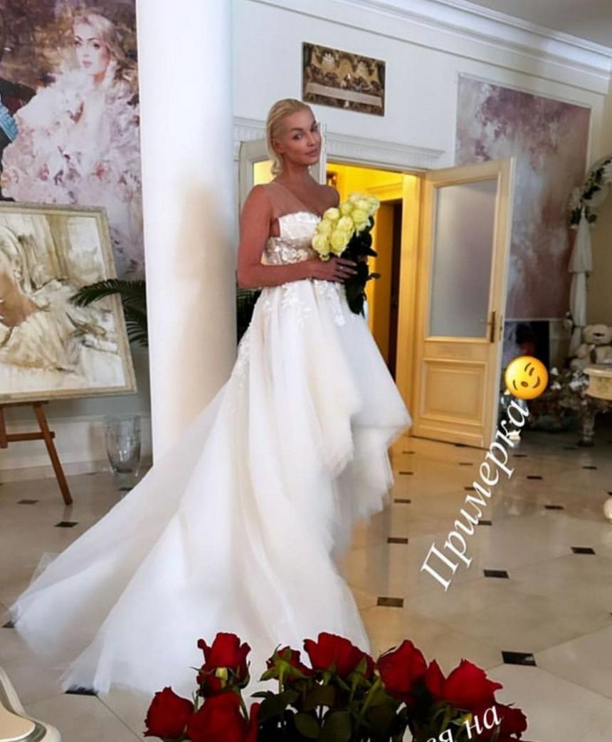 «Пора замуж»: 47-летняя Анастасия Волочкова показала фото в свадебном платье