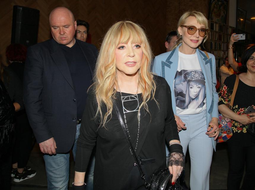 Набегает до 58 тысяч: какая пенсия ежемесячно приходит на карту Пугачевой, Леонтьеву и Назарову