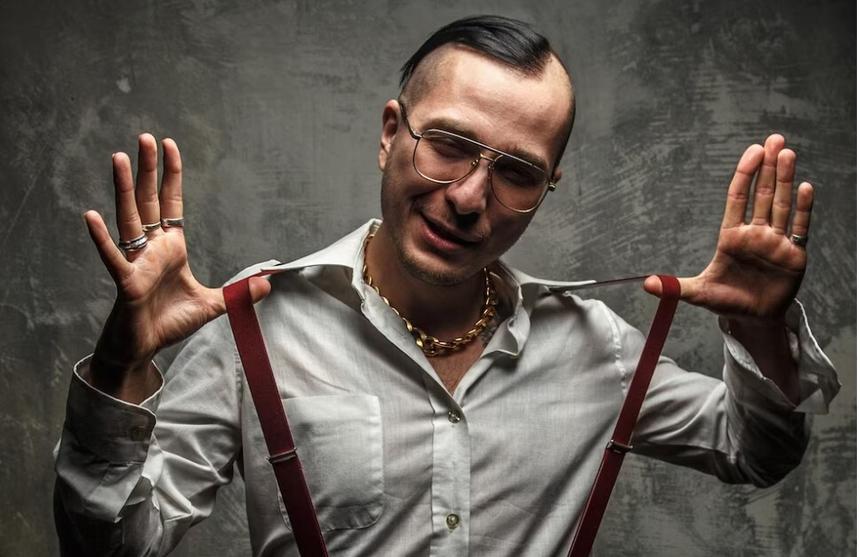 Буйного москвича, терроризирующего соседей три года, задержали за угрозу убийством