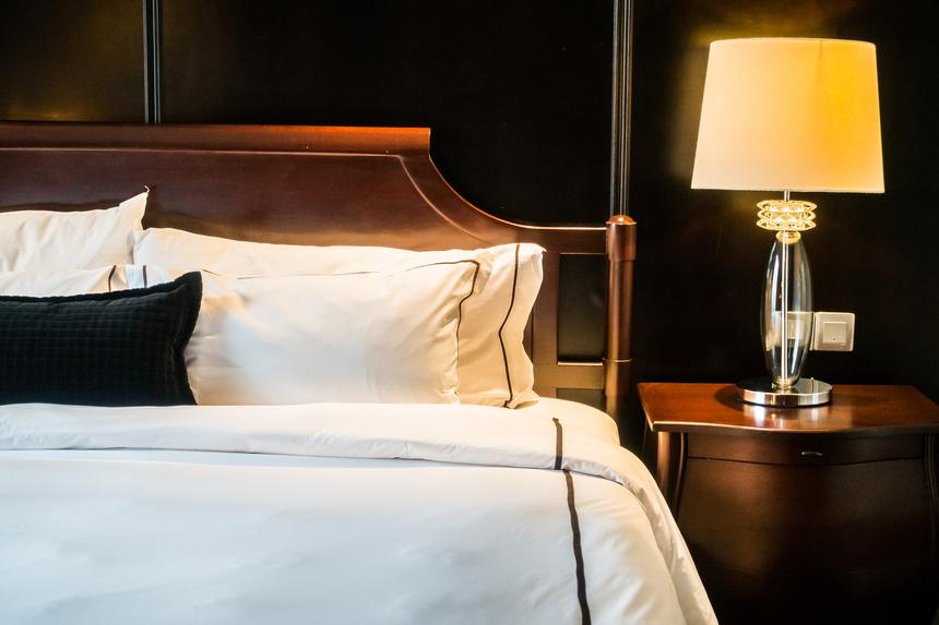 Пьяная пенсионерка легла в чужую постель и умерла под 133-килограммовым незнакомцем