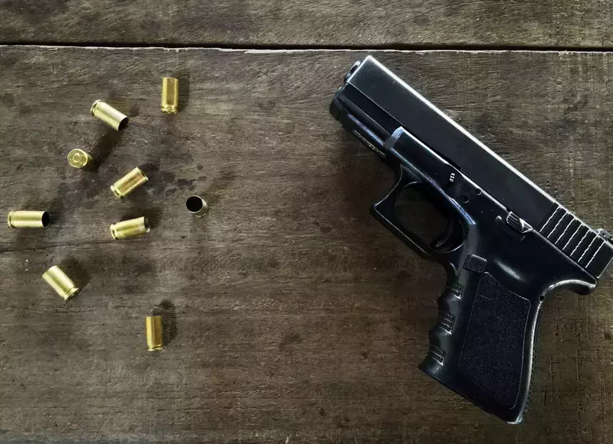 В Петербурге подростки с игрушечным пистолетом ограбили прохожего на 300 тысяч рублей