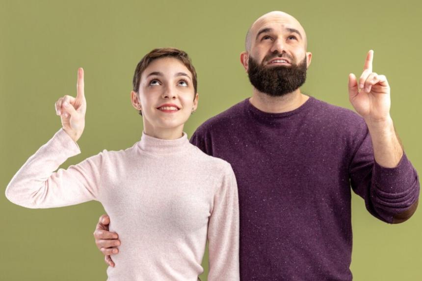 На потолке одной из российских школ появился непристойный предмет