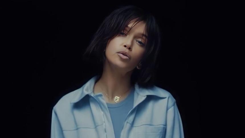 Сменившая имя певица Вера Брежнева перекрасилась в брюнетку и обрезала волосы