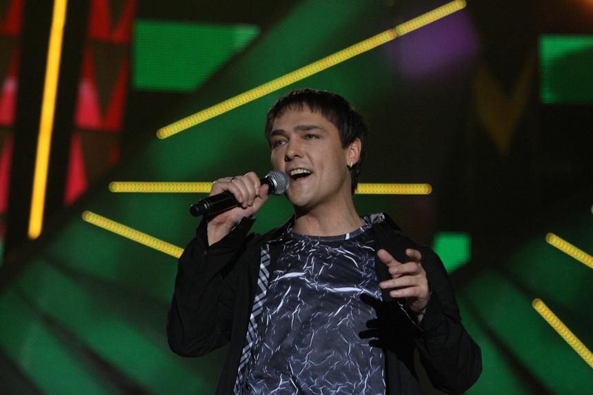 Жена и дети не приходят: за могилой Юрия Шатунова бесплатно ухаживает «брат» по детскому дому