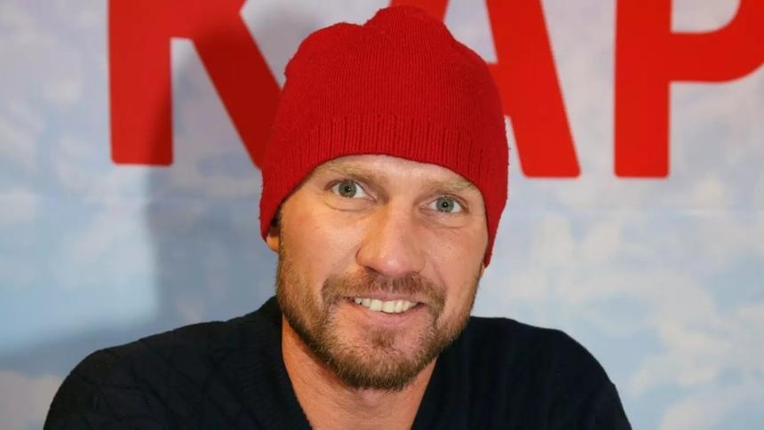 Пережившего третью ампутацию Романа Костомарова кормит с ложечки Оксана Домнина