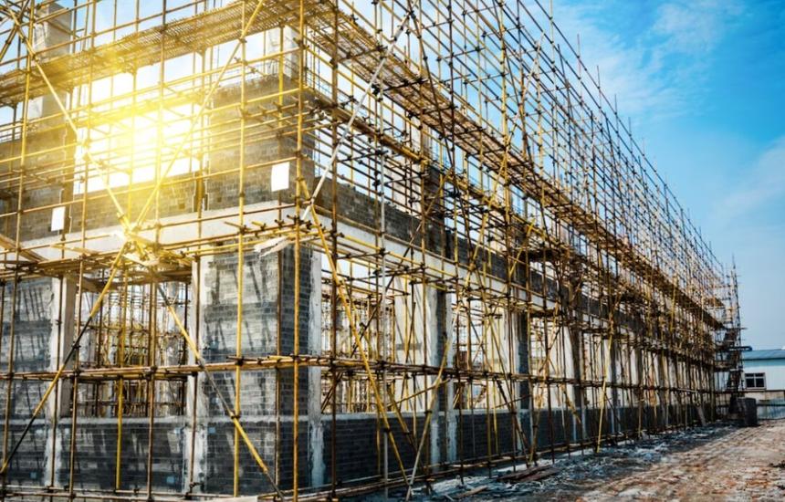 Москвичку засосало в цементную яму при осмотре нового места жительства