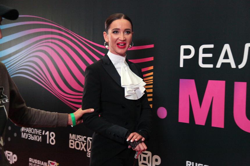 «Потребовала бутылку и всосала»: шоумен рассказал о пагубном пристрастии Бузовой