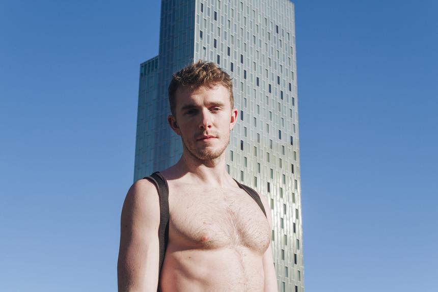 Спустился с пятого этажа прямо по стене: во Владивостоке объявился голый человек-паук