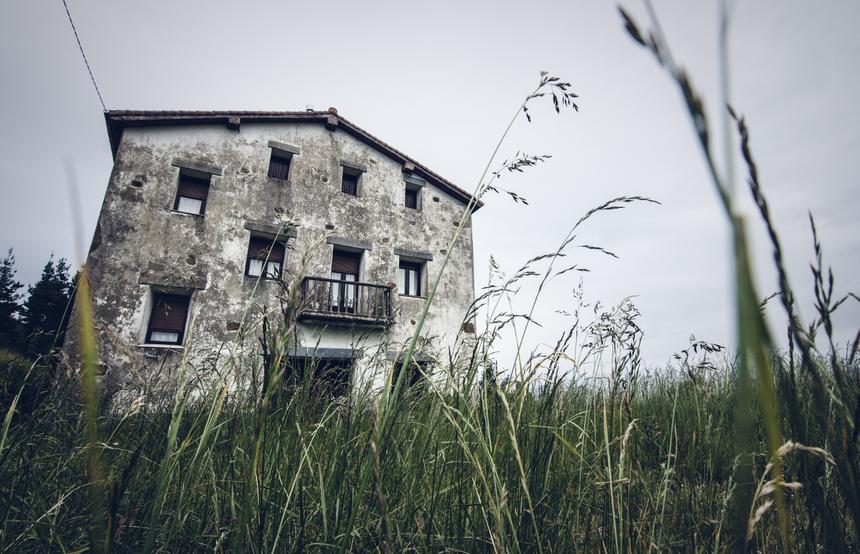 Эксперт по сложной уборке квартир дал совет, продавать или отмывать жилье после трупа