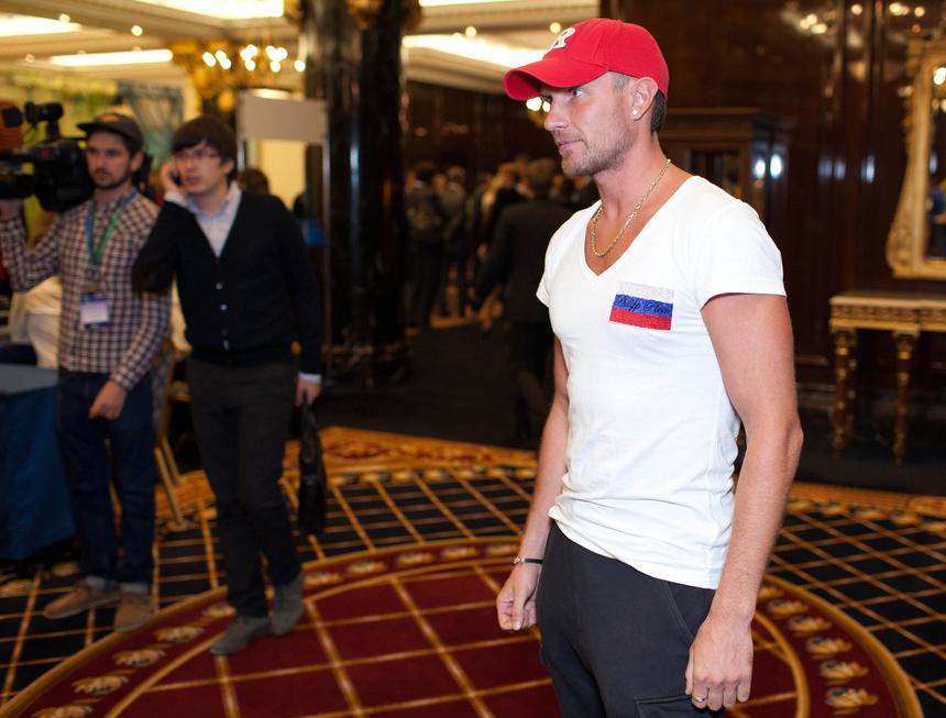 Врачам приходится выслушивать причитания Костомарова, который устал от больничных стен