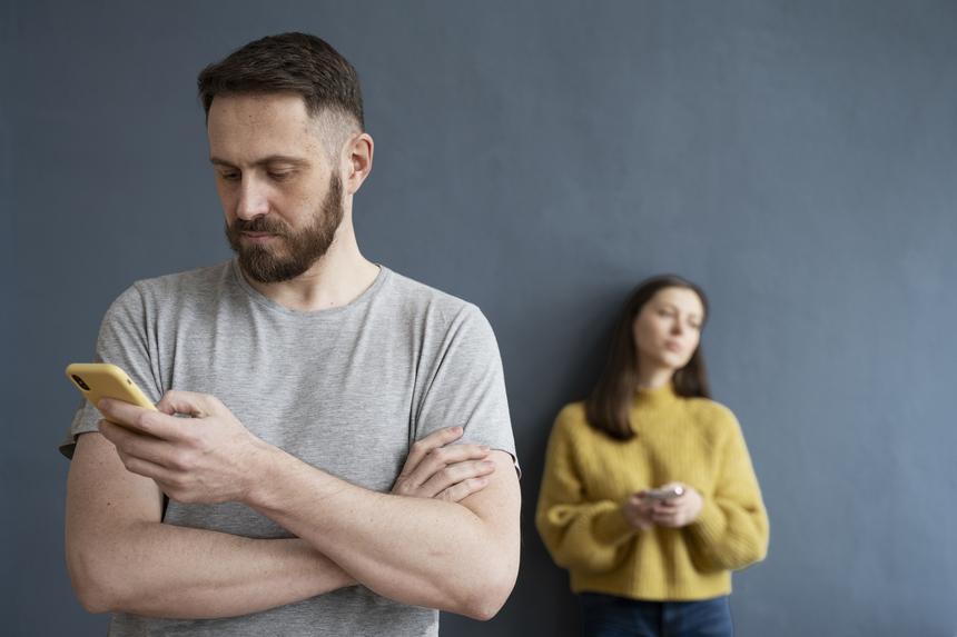 Мужьям назвали 5 «невинных» способов слежки за женой, за которые можно сесть в тюрьму