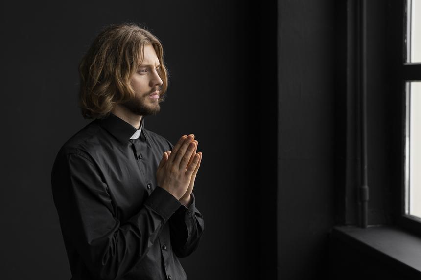 Российского религиозного деятеля обвинили в растлении подростков