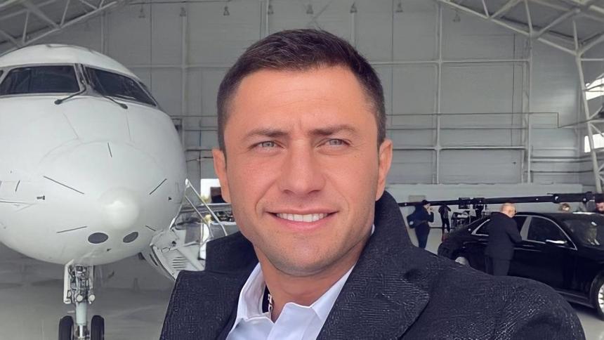 Из роддома в суд: ставший отцом в третий раз Павел Прилучный оказался втянут в громкий процесс