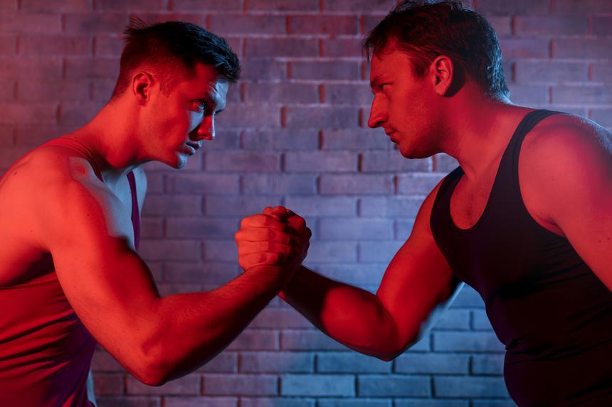 Фекалии у гаража, тухлая рыба в вентиляции: петербуржец начал «пахучую» войну с соседом