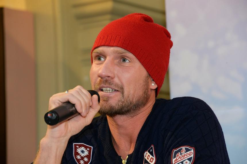 «Ему очень нужны»: Илья Авербух рассказал о финансовой помощи Роману Костомарову