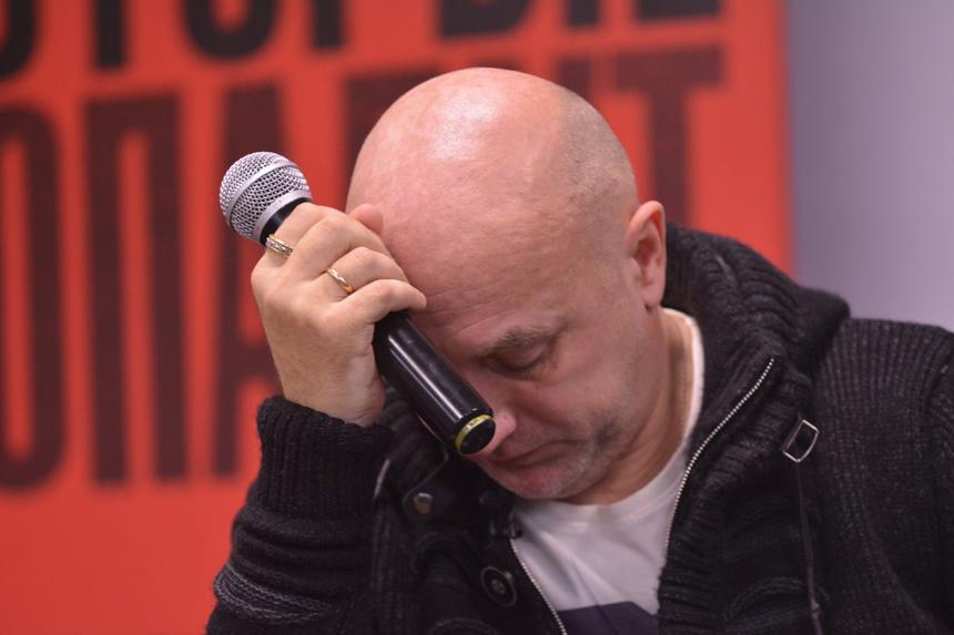 Медики проведут вторую операцию пережившему покушение Захару Прилепину