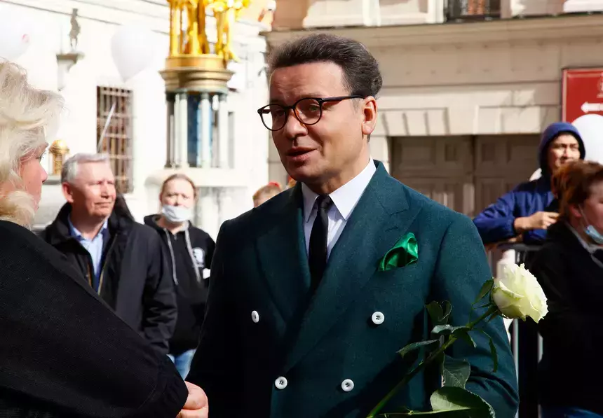 «Скоро нога будет новая»: Александра Олешко сняли на костылях и в красном гипсе