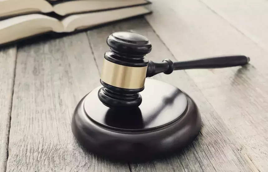 Бил и воровал косметику: 83-летняя женщина через суд развелась с 92-летним мужем