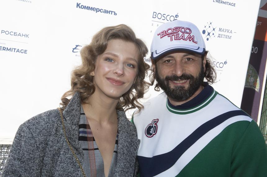 Ближе к сыну, а не к отцу: Арзамасова показала фото с мужем и пасынком, удивив фанатов юным видом